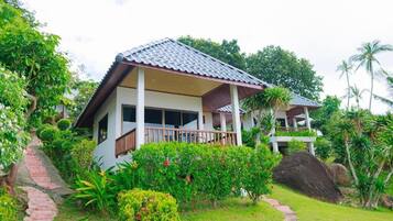 Deluxe Beachfront | Premium bedding, free minibar, in-room safe, soundproofing