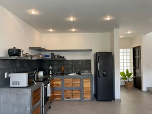 Køleskab, mikrobølgeovn, ovn, kogeplade