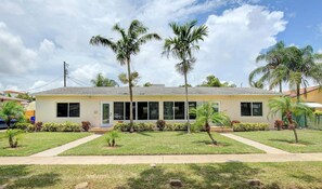 Exterior - 3/3 Duplex for 6+Shared Heated Pool, Tiki Bar BBQ (Hollywood)