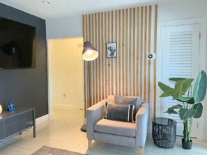 Smart TV - 3/3 Duplex for 6+Shared Heated Pool, Tiki Bar BBQ (Hollywood)