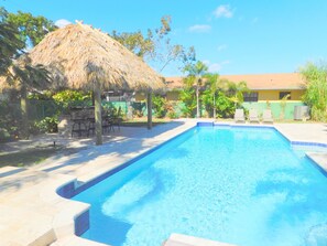 A heated pool - 3/3 Duplex for 6+Shared Heated Pool, Tiki Bar BBQ (Hollywood)