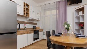 Dishwasher, cookware/dishes/utensils - Cozy Apartment Starowiślna by Renters (Kraków)