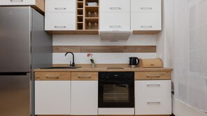 Dishwasher, cookware/dishes/utensils - Cozy Apartment Starowiślna by Renters (Kraków)
