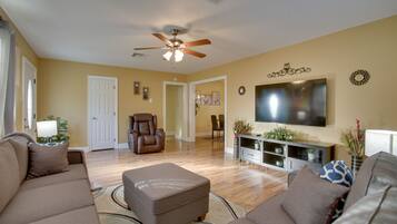 House (3 Bedrooms) | Living area