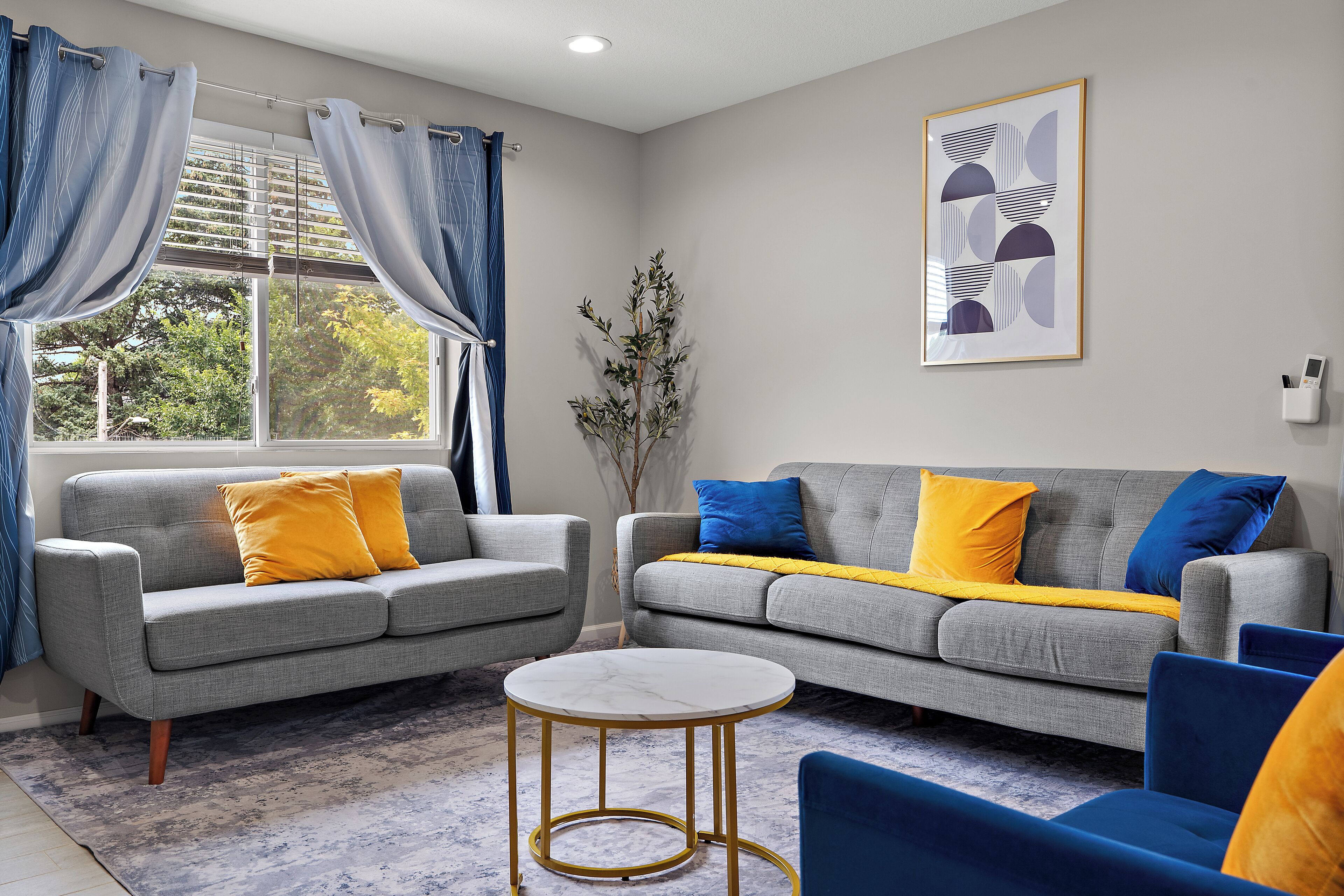 智能电视、壁炉、立体声音响、电脑显示器