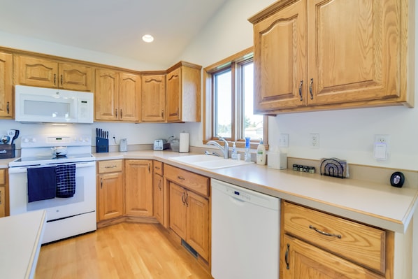 House (4 Bedrooms) | Interior - 5 Mi to Dtwn: Pet-friendly 'wheatland Twin' Home! (Fargo)