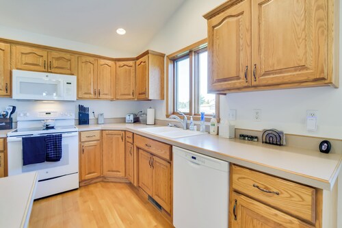 5 Mi to Dtwn: Pet-friendly 'wheatland Twin' Home!