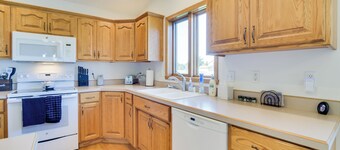 5 Mi to Dtwn: Pet-friendly 'wheatland Twin' Home!