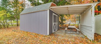 Houghton Lake Vacation Rental - Walk to the Water!