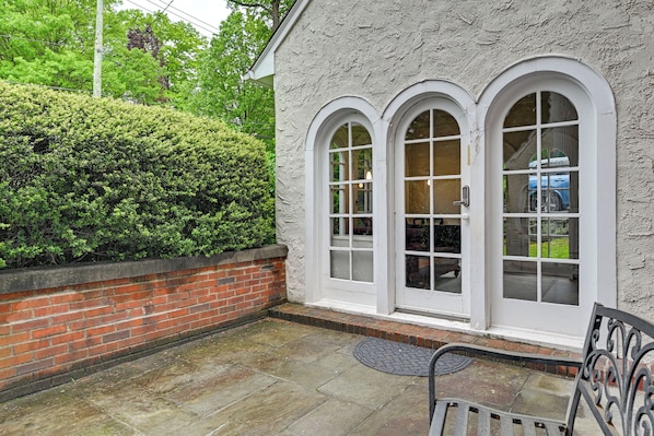 Apartment (2 Bedrooms) | Interior - Historic Mamaroneck Guest House - Walk to Harbor! (Mamaroneck)