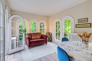 Apartment (2 Bedrooms) | Interior - Historic Mamaroneck Guest House - Walk to Harbor! (Mamaroneck)