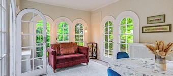 Historic Mamaroneck Guest House - Walk to Harbor!