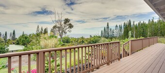 Hawaiian Retreat w/ Ocean Views in Captain Cook!