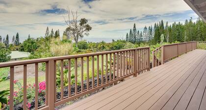 Hawaiian Retreat w/ Ocean Views in Captain Cook!