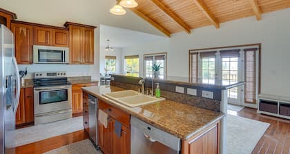 Hawaiian Retreat w/ Ocean Views in Captain Cook!