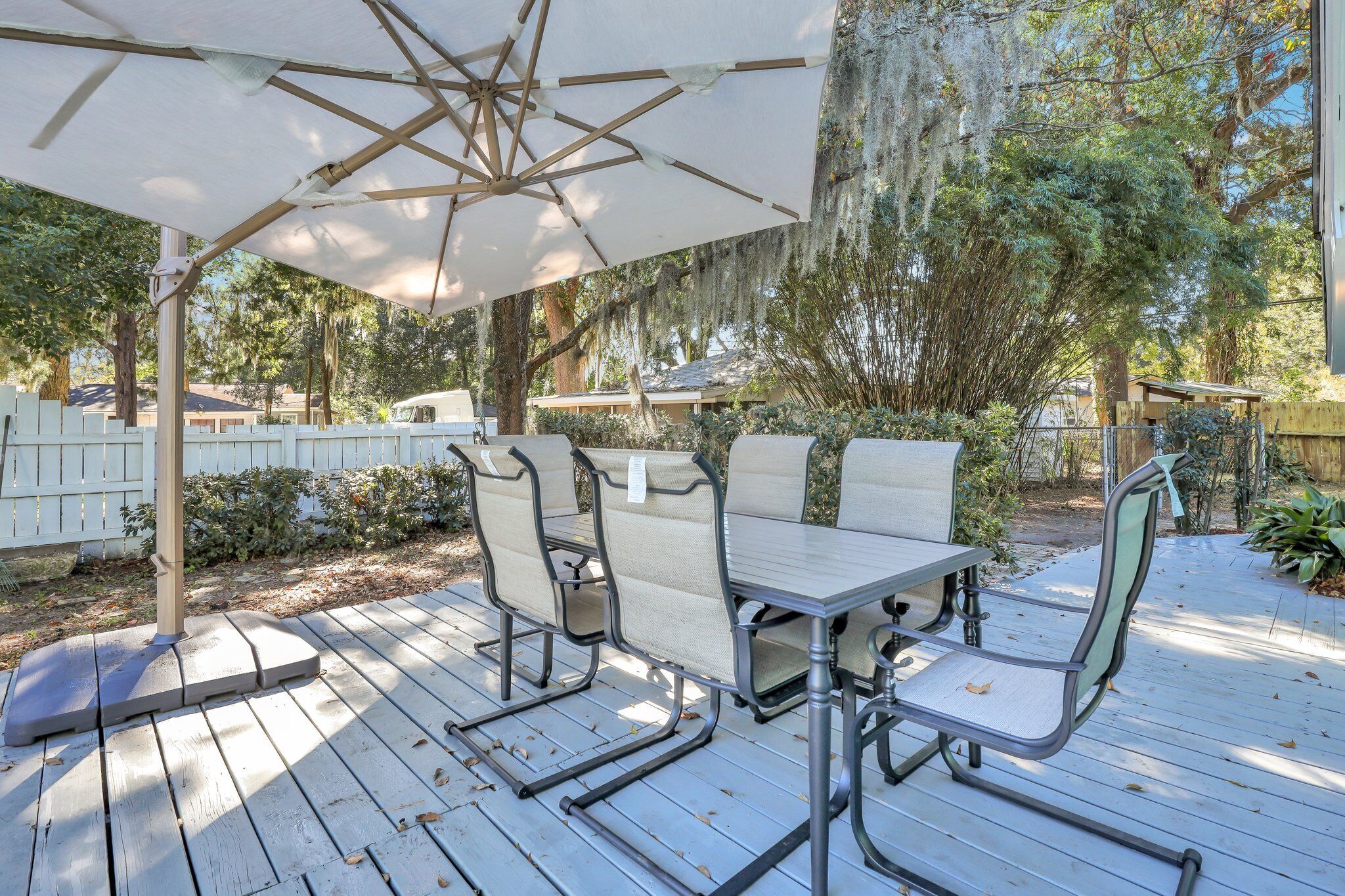 Steps to River 10 Min Drive to Historic District by Lucky Savannah