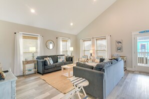 Interior - Galveston Home w/ Pool Access, Walk to Beaches! (Galveston)