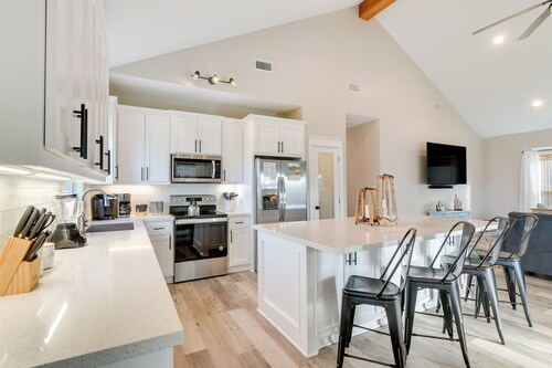 Galveston Home w/ Pool Access, Walk to Beaches!