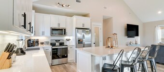 Galveston Home w/ Pool Access, Walk to Beaches!