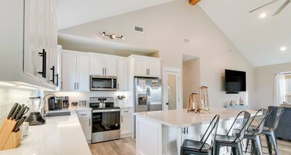 Galveston Home w/ Pool Access, Walk to Beaches!