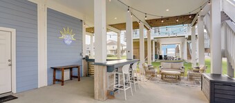 Galveston Home w/ Pool Access, Walk to Beaches!