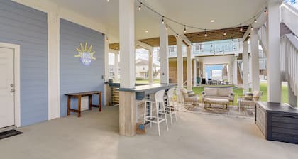 Galveston Home w/ Pool Access, Walk to Beaches!