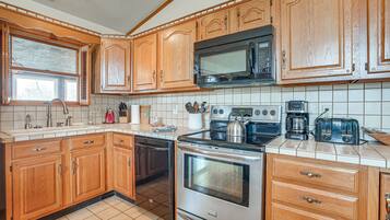 House (2 Bedrooms) | Private kitchen | Microwave, dishwasher, highchair, cookware/dishes/utensils