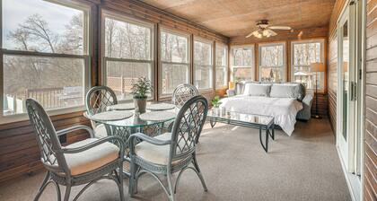 Pool, Deck & Fire Pit: Dog-friendly Ohio Escape!