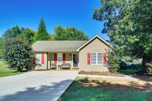 House (3 Bedrooms) | Interior - Central High Point Home < 1 Mi to Downtown! (High Point)
