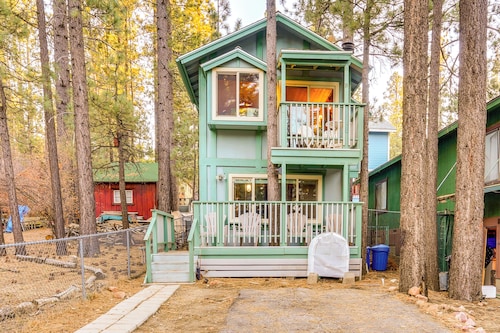 Near Skiing & Hiking: Dog-friendly Big Bear Cabin