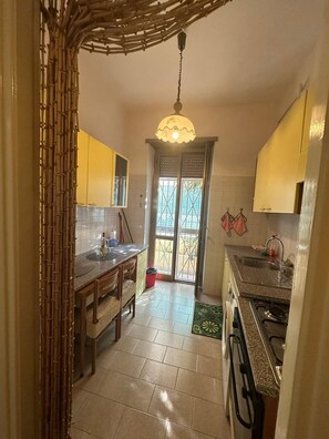 Fridge, oven, stovetop, coffee/tea maker