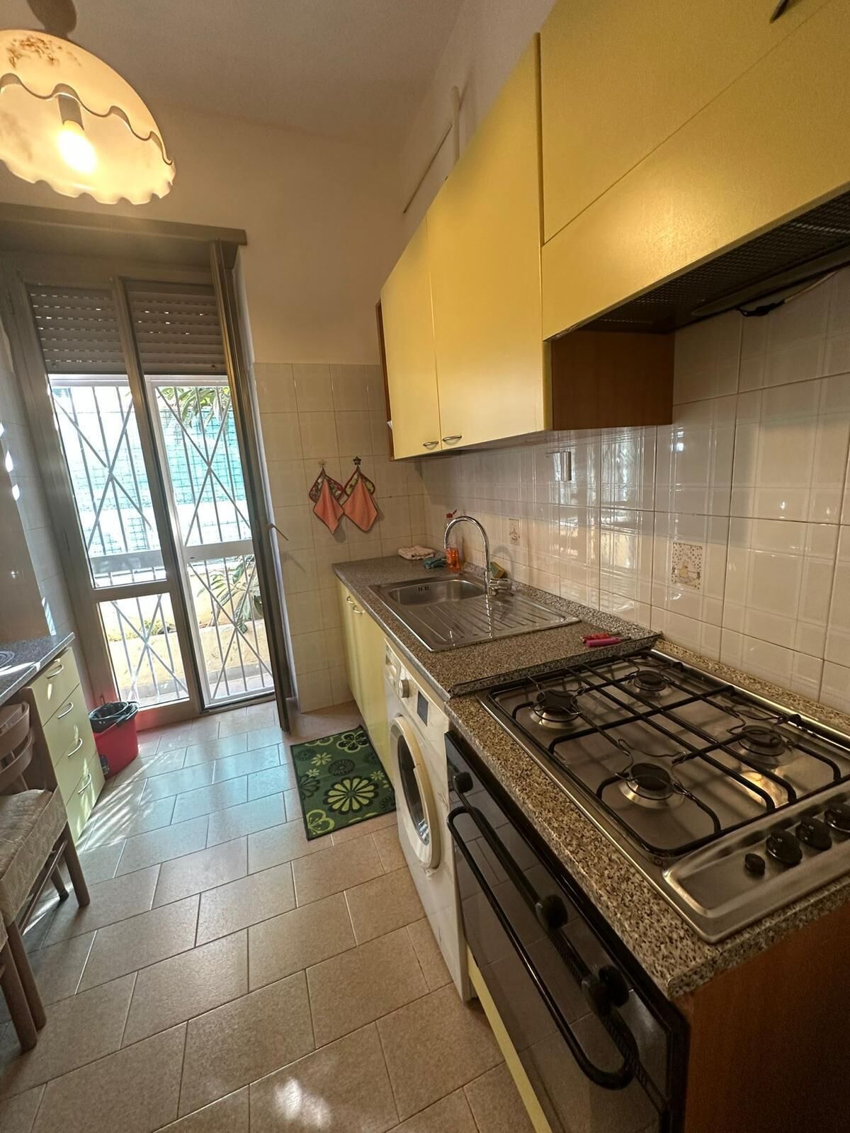 Kühlschrank, Ofen, Herdplatte, Wasserkocher mit Kaffee-/Teezubehör