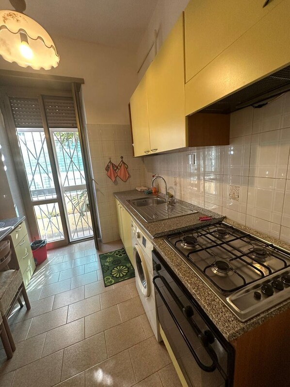 Fridge, oven, stovetop, coffee/tea maker