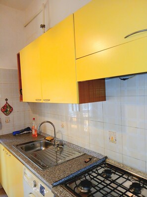 Fridge, oven, stovetop, coffee/tea maker