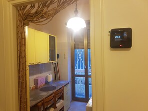 Jääkaappi, uuni, liesi, kahvin-/teenkeitin