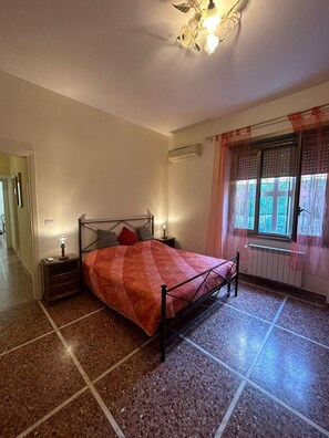 1 habitación, tabla de planchar con plancha, wifi gratis y ropa de cama 