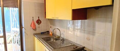 Réfrigérateur, four, plaque de cuisson, cafetière/bouilloire