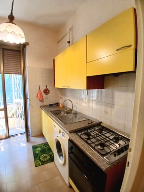 Jääkaappi, uuni, liesi, kahvin-/teenkeitin