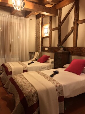 3 chambres, fer et planche à repasser, lit parapluie, Wi-Fi gratuit