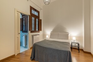 1 quarto, ferros/tábuas de passar roupa, roupa de cama