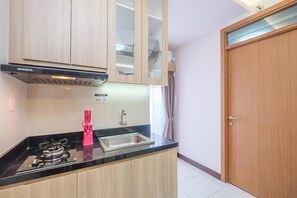 Apartamento | Cozinha privada | Geladeira grande, cooktop