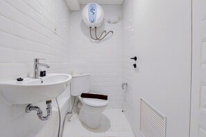 Studio | Phòng tắm | Buồng tắm vòi sen, đồ dùng nhà tắm miễn phí, khăn tắm 