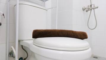 Apartment | Bathroom | Shower, free toiletries, towels