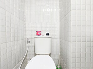 Bathroom - Homey And Warm Studio Apartment At Mansyur Residence (Medan)