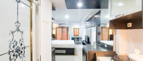 Estudio | Cocina privada | Frigorífico grande y placa de cocina