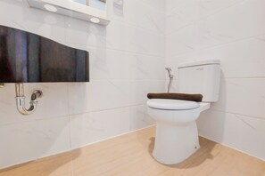 Studio | Bathroom | Shower, free toiletries, towels