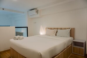 Studio | Free WiFi - Modern And Cozy Living Studio Loft At Kingland Avenue Apartment (South Tangerang)