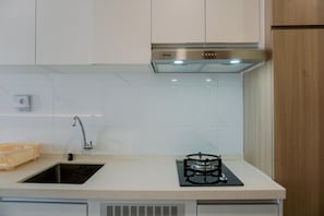 Estudio | Cocina privada | Refrigerador con congelador y parrilla de estufa 