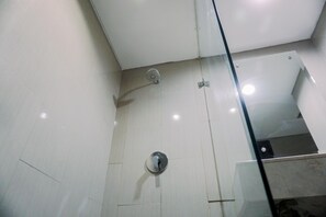 Studio | Kamar mandi | Shower, perlengkapan mandi gratis,  dan handuk