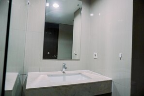 Studio | Bathroom | Shower, free toiletries, towels